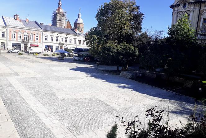 Wykopaliska na rynku zabezpieczone i zakopane. Coś jednak zostało.  Zobacz to!