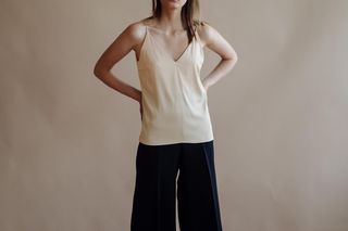 Spodnie culotte to must have tego lata. Jak je nosić w modnym stylu? 