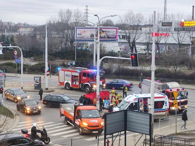 Akcja służb na ulicy Krakowskiej we Wrocławiu. Trwa reanimacja rowerzysty