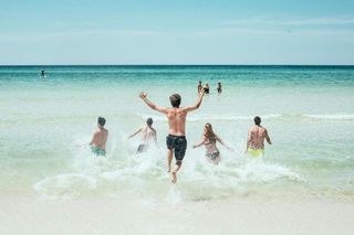 Wakacje 2025: Co drugi Polak pojedzie na wakacje. Popularny Bałtyk, ale zagranica jest tańsza