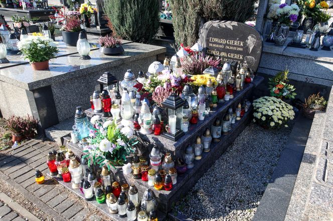 Grób Edwarda Gierka w Sosnowcu tonie w kwiatach na Wszystkich Świętych