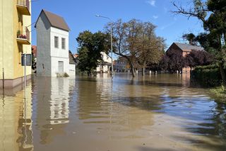 Lewin Brzeski nadal pod wodą