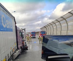 Poważny wypadek na A8 we Wrocławiu. Zderzyły się dwa tiry i dwa busy, są ranni