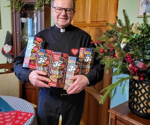 Ksiądz Roman zamiast na tacę zbiera na WOŚP. Łamie wszelkie stereotypy!