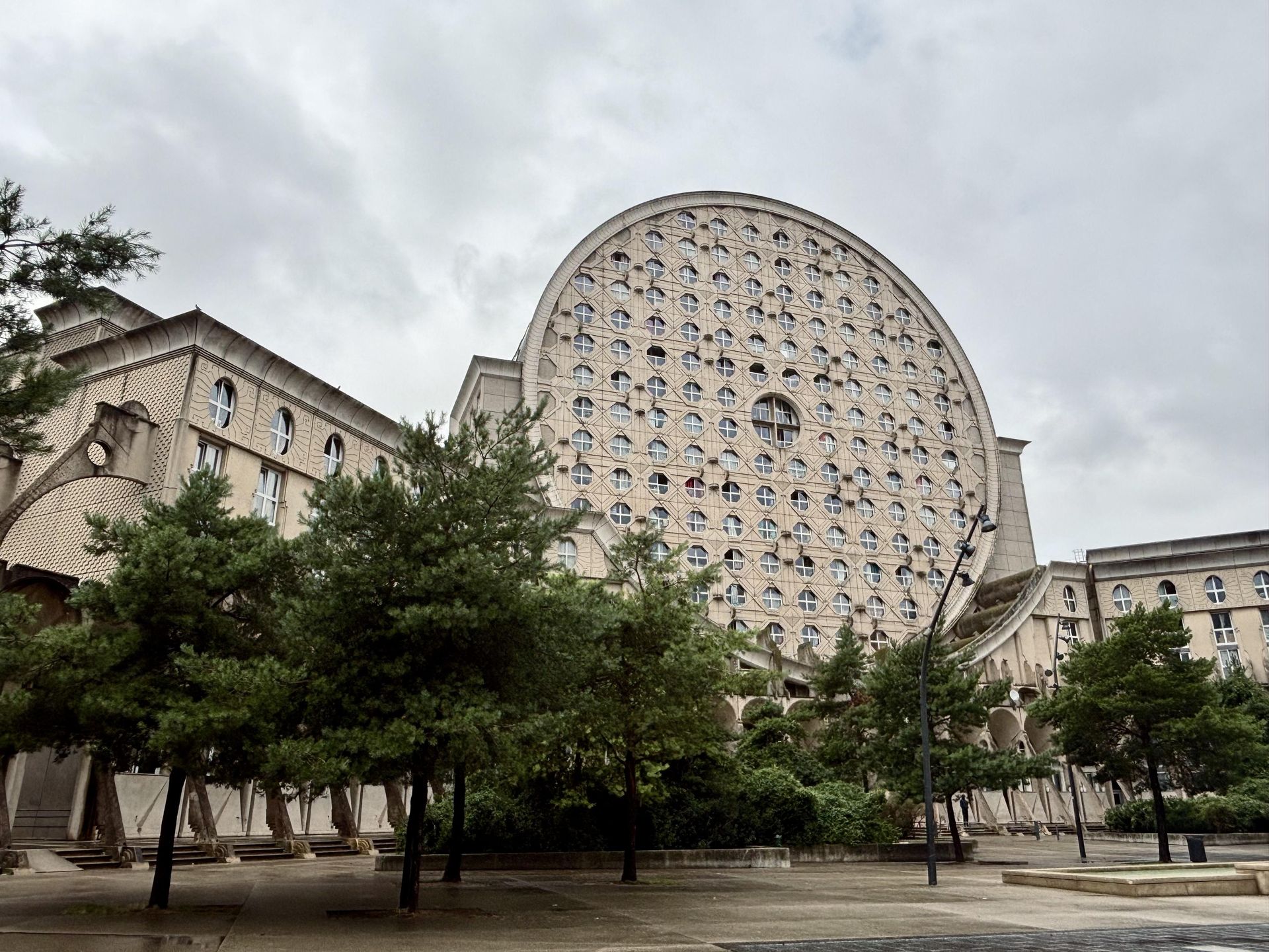 Picasso's Arenas. Budynek mieszkalny położony w Noisy-le-Grand pod Paryżem