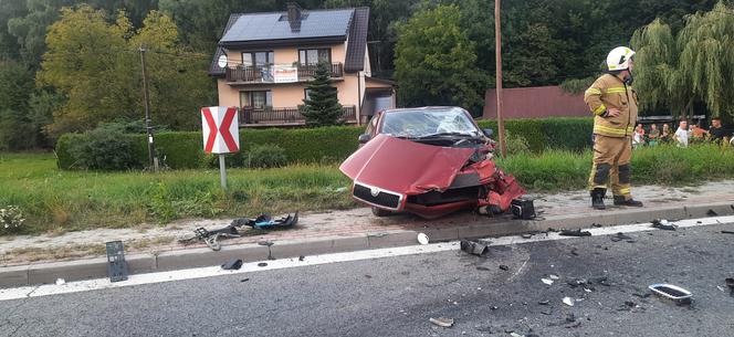 Makabryczny wypadek w Kadczy. Siedem osób poszkodowanych