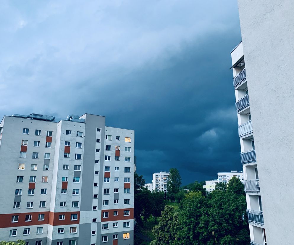 Gwałtowne burze przechodzą nad Śląskiem. Połamane drzewa i zalane ulice