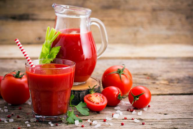 Bezalkoholowy drink z soku pomidorowego