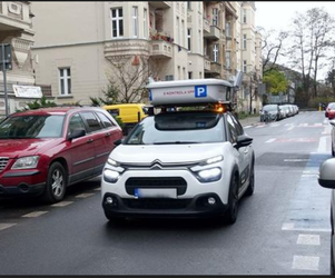 Pojazdy parkujące na chodniku 