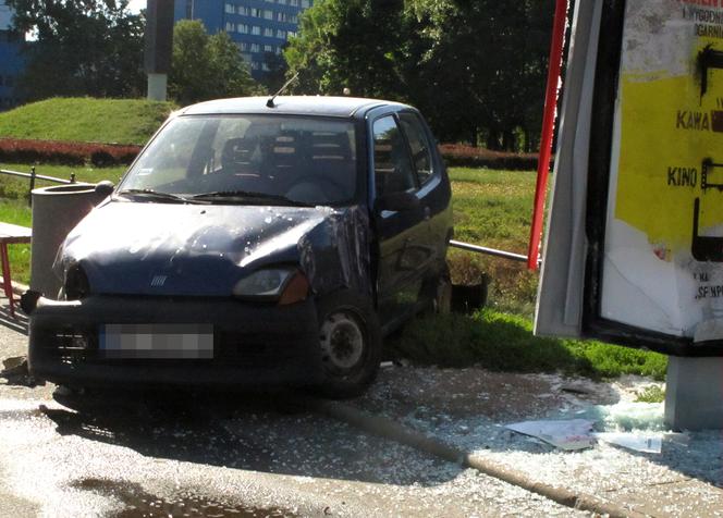 SAMOCHÓD WJECHAŁ W PRZYSTANEK