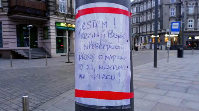 Przechylony słup na placu Zamenhofa