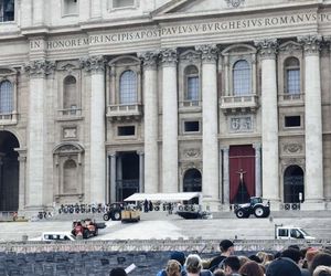 Rzym. Wierni czekają, by złożyć hołd papieżowi Franciszkowi