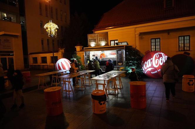 Ciężarówka Coca-cola w Białymstoku! Świąteczna atrakcja przyciągnęła tłumy mieszkańców na Rynek Kościuszki