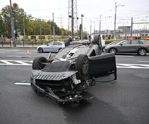 Dachowanie w Warszawie! Wcześniej na tej ulicy doszło do śmiertelnej masakry