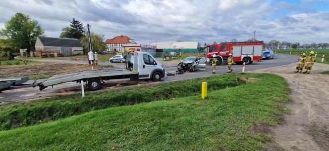 Wypadek na łuku drogi niedaleko Sławy. Dwie osoby poszkodowane