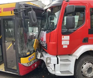 Autobus MPK Łódź zderzył się czołowo z wozem straży pożarnej. Są ranni