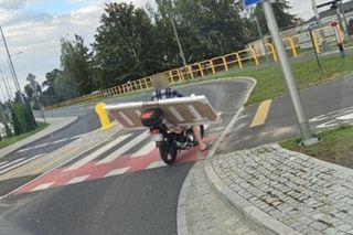 Załadował drzwi na motorower i ruszył w miasto. Nawet policjantów zdziwił ten widok