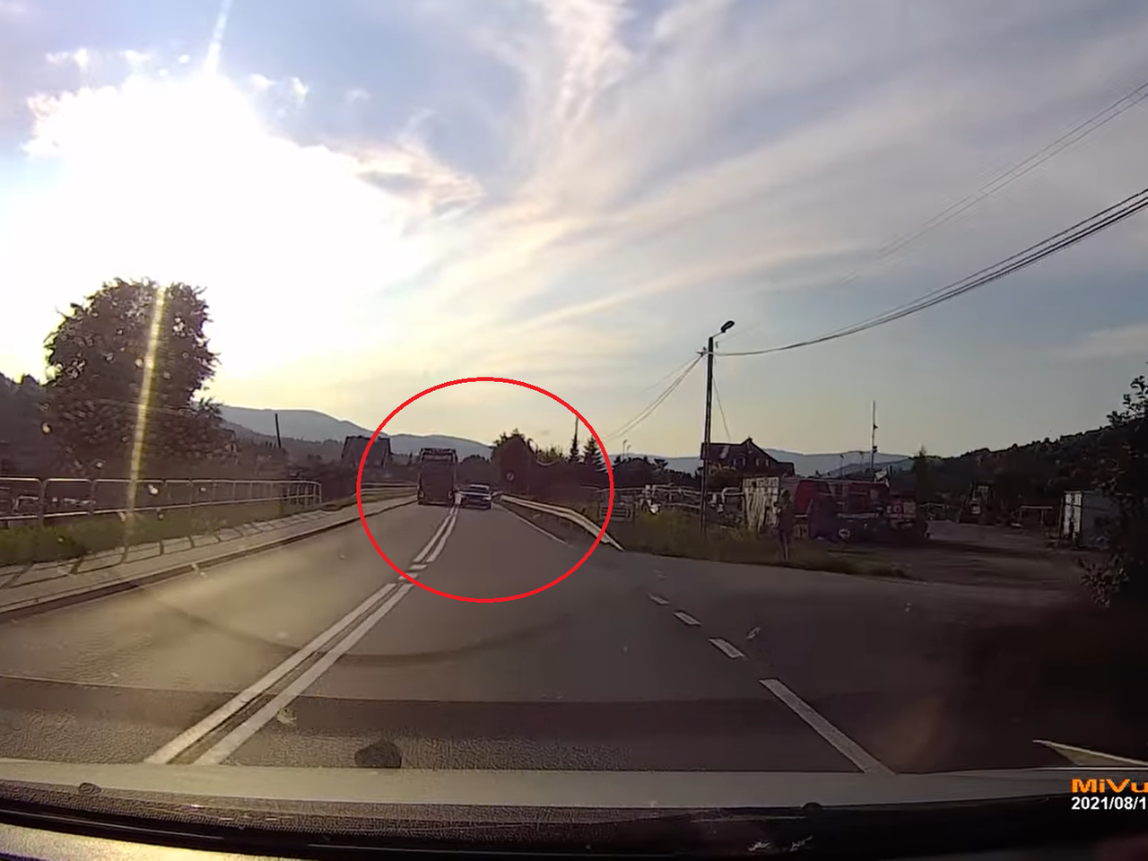 Pirat drogowy z Małopolski sieje postrach wyprzedzając na czołówkę. Internauci poszukują kierowcy [WIDEO]