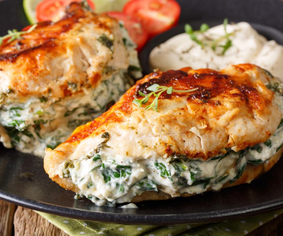 Kurczaka nadziewam tym serem. Wygląda zjawiskowo, a smakuje wybornie