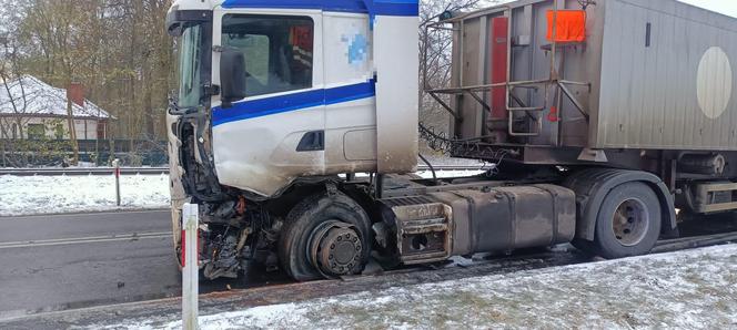 Pękła opona w tirze, zderzył się z samochodem osobowym. Wypadek na DK 12 niedaleko Leszna