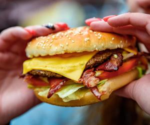 Śmieciowe jedzenie jest jak narkotyk. 5 sposobów na zerwanie z fast foodami 