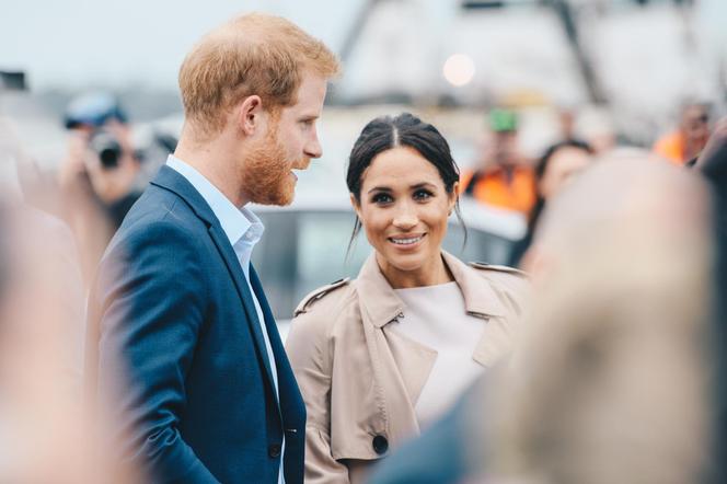 Meghan Markle zostawiła dzieci, by pilnować męża? Harry przyłapany z piękną modelką