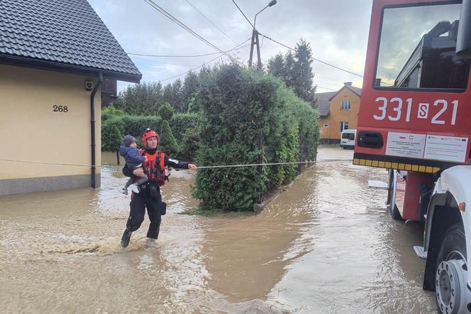 Dramat na Śląsku. Zalane miasta, zamknięte drogi, tysiące interwencji. Ewakuowano matkę z dwójką dzieci