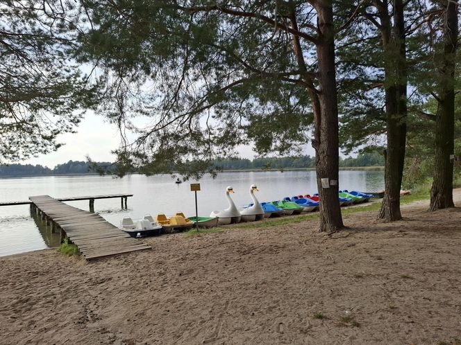 Spokojne wrześniowe popołudnie nad Jeziorem Bialskim w Białce