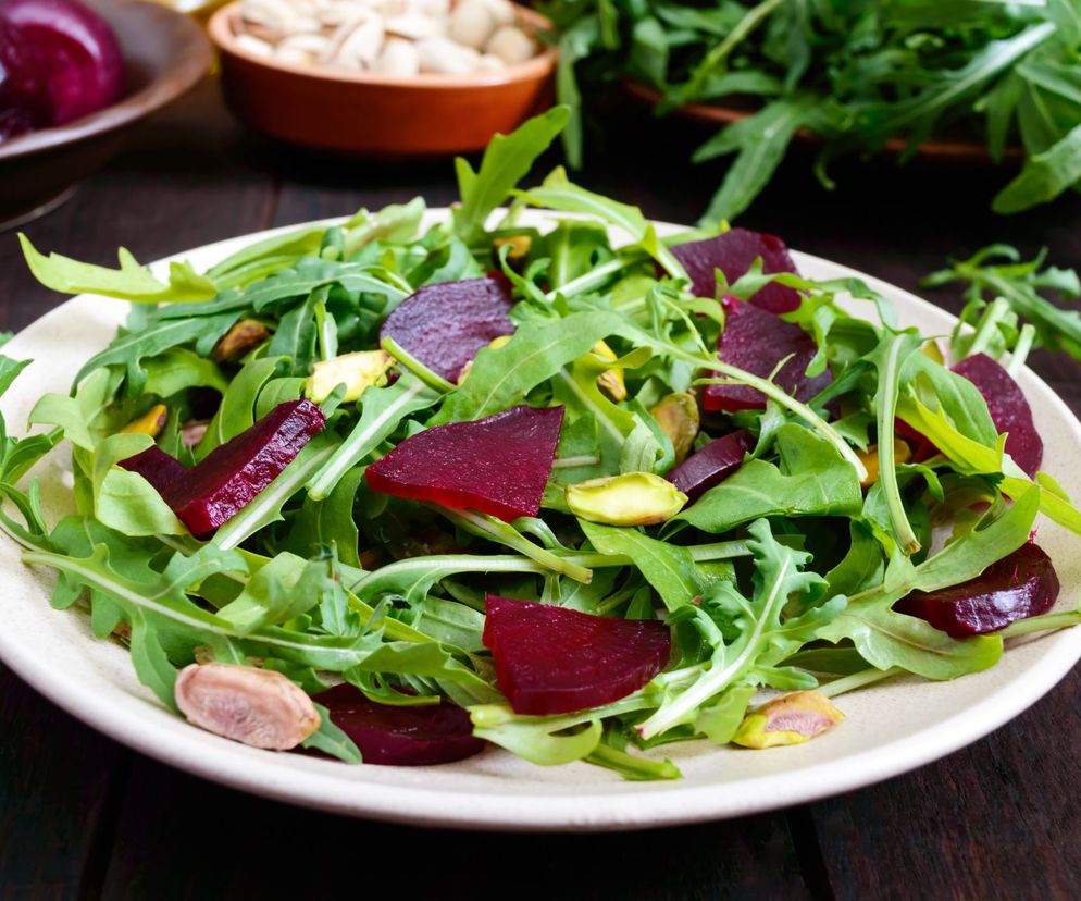 Oryginalna sałatka z rukoli i czerwonego buraka - super dawka zdrowia w jednej porcji