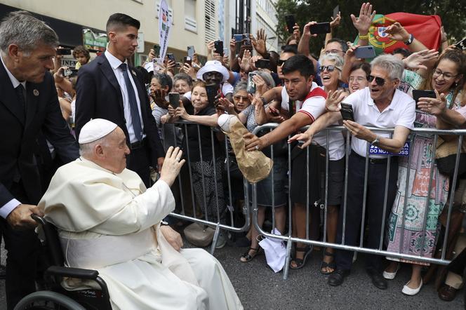 Papież na wózku inwalidzkim! Niepokojący stan zdrowia Franciszka