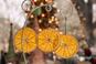 Suszone pomarańcze na choinkę - sposób na oryginalne i pachnące ozdoby świąteczne