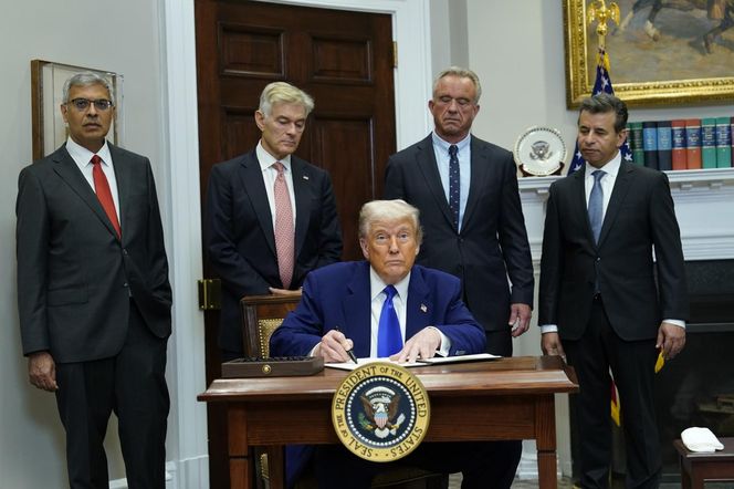 Zmuszę państwa UE do płacenia wyższych cen za leki. Trump podpisał ważny dokument