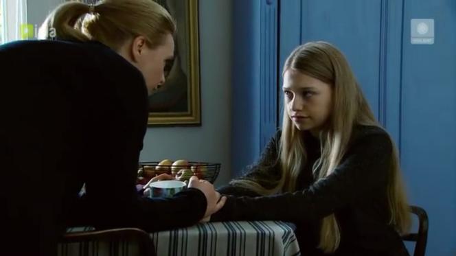 Przyjaciółki 6 sezon odc. 73. Anka (Magdalena Stużyńska), Julka (Nicole Bogdanowicz)