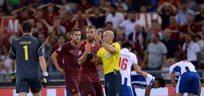 Mecz Roma - Porto sędziowany przez Szymona Marciniaka