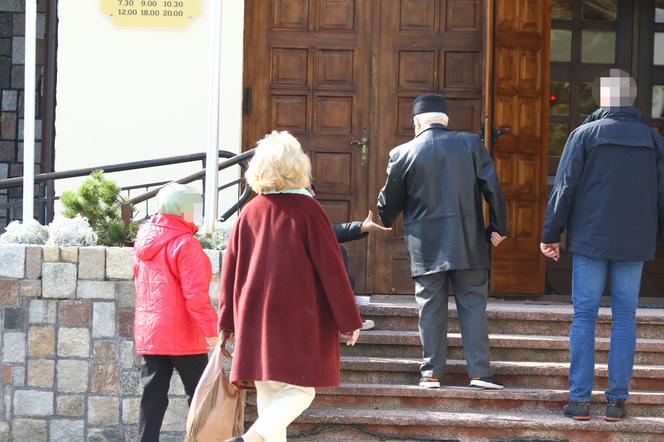 Lech Wałęsa daje pieniądze pod kościołem