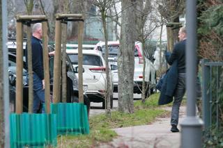 Donald Tusk z żoną odwiedzają córkę Kasię niosąc urodzinowy prezent dla wnuczki