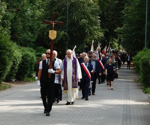 Tak wygląda grób matki Morawickiego, morze kwiatów