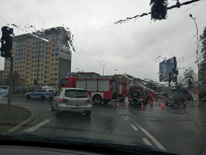Białystok. Dachowanie samochodu osobowego na ul. Antoniukowskiej