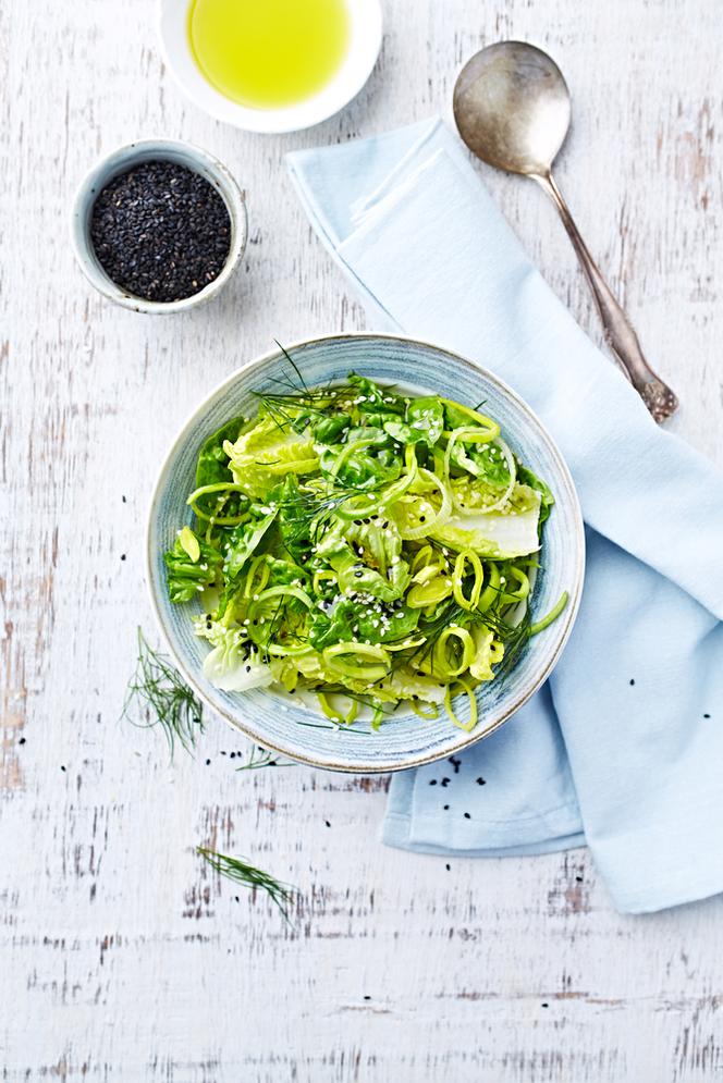 Pięciominutowa sałatka z wiejskim twarożkiem i cytryną