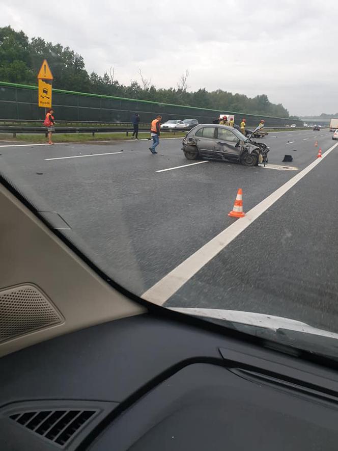 Potężne utrudnienia na autostradzie A4 po zderzeniu trzech samochodów. Korek ma już kilka kilometrów