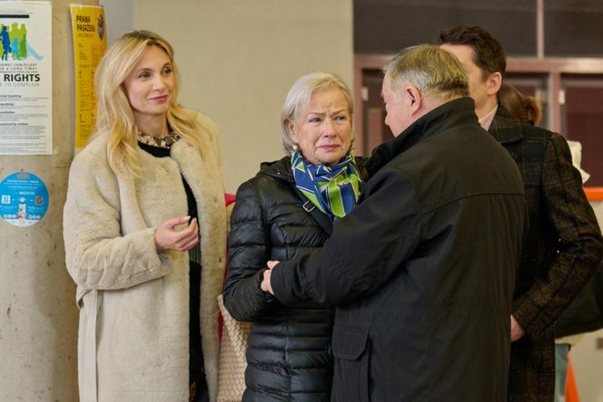 Na Wspólnej, odc. 4002. Włodek (Mieczysław Hryniewicz), Monika (Sylwia Gliwa), Bogdan (Wojciech Brzeziński), Maria (Bożena Dykiel)