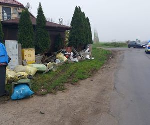 Rozwalił autem ogrodzenie i budynek. Młody kierowca jechał za szybko