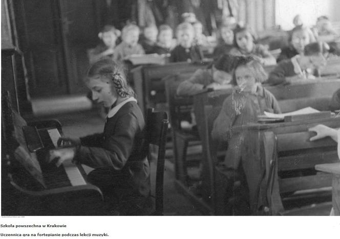 Zobaczcie, jak wyglądały lekcje w krakowskich szkołach prawie 100 lat temu! [ARCHIWALNE ZDJĘCIA]