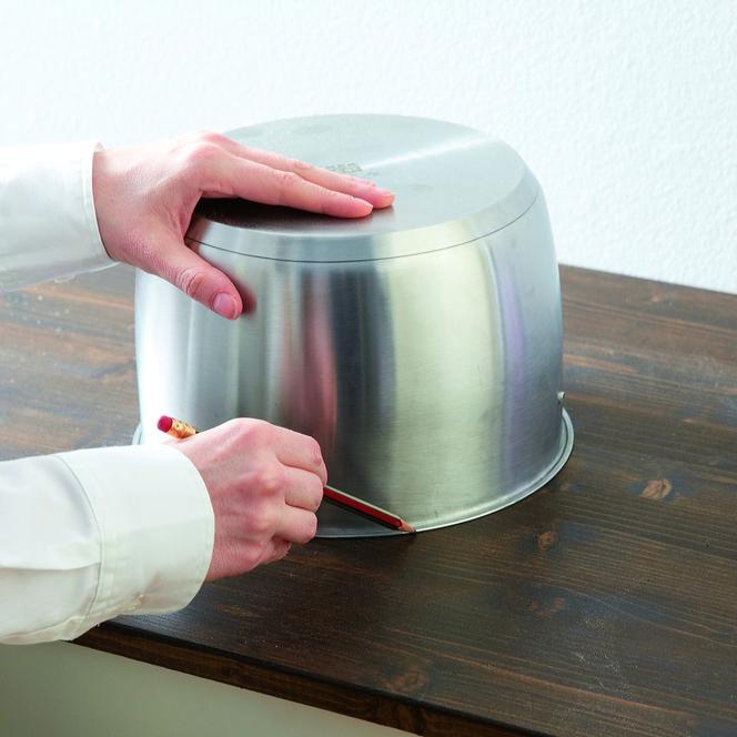 KROK I – Obrysowanie obwodu pojemnika na blacie kuchennym