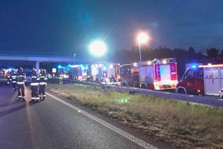 Stemplew. Śmiertelny wypadek na A2. W karambolu zginęła kobieta, wiele osób rannych [ZDJĘCIA].