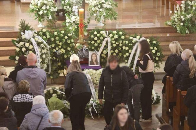 Tłumy na pogrzebie tragicznie zmarłej Mai. Kościół w Działdowie wypełniony po brzegi