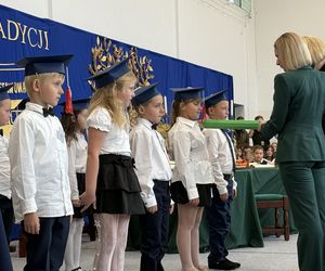 Pierwsza Dama uczciła z uczniami 100 lat od nadania imienia Stefana Batorego Szkole Podstawowej w Liwie