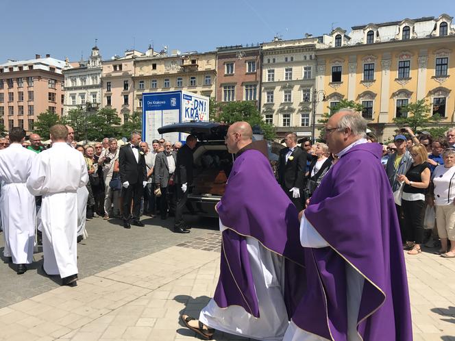 Pogrzeb Zbigniewa Wodeckiego - zdjęcia sprzed kościoła