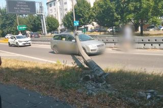 Kraków. Latarnia spadła na przejeżdżający samochód. Chwilę wcześniej doszło tam do wypadku [ZDJĘCIA]