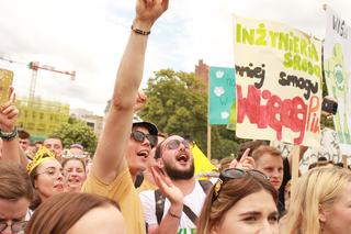 Studenci opanowali Wrocław. Pochód juwenaliowy przeszedł ulicami miasta. Było śpiewająco! [ZDJĘCIA]